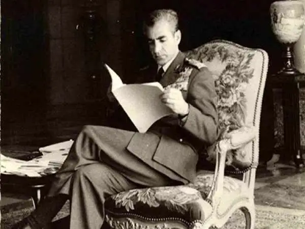 سفر در زمان؛ یادداشت های علم، دوشنبه 22 مرداد 1351: باز هم با شاه، بحث مطلب پدرسگ گاردین شد