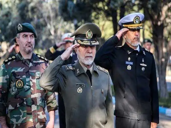 عکس؛ سفر به تاریخ؛ «امیر عطاءالله صالحی، فرماندۀ سابق ارتش» در حال صعود به قله؛ سال 94