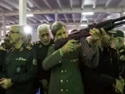 عکس؛ سفر به تاریخ؛ «امیر حاتمی، فرماندۀ ارتش» در حال بوسه زدن بر پرچم ایران؛ سال 1397