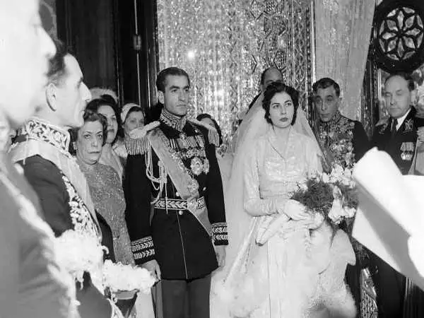 عکس؛ سفر در زمان؛ «ثریا و محمدرضا پهلوی» در حال حرف زدن با طوطی؛ دهه 30