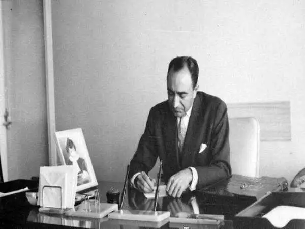 سفر در زمان؛ یادداشت های علم، چهارشنبه 25 مرداد 1351: ماجرای ناراحتی شدید شاه از انگلیس ها