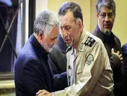 عکس؛ سفر به تاریخ؛ رهبر انقلاب با لباس بلوچی در کنار «سرلشکر سلیمی، فرماندۀ سابق ارتش»؛ دهۀ 60