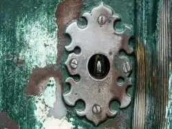 دیدنی ترین «سوراخ کلید» جهان که مردم برای نگاه کردنش صف می کشند