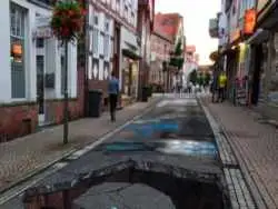 عکس؛ هنر خیابانی؛ شاهکار خلاقانۀ هنرمندی که «ماهی قرمز» را از «آسفالت خیابان» بیرون کشیده است