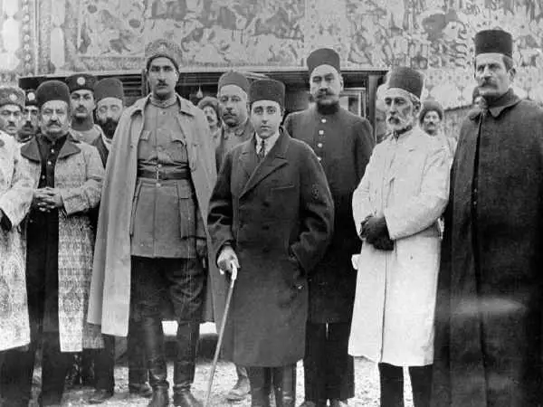 عکس؛ سفر در زمان؛ «رضاخان، وزیر جنگ در حال بازدید از یک مانور نظامی»؛ سال 1300