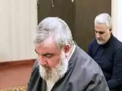 عکس؛ سفر به تاریخ؛ لحظۀ وداع «سید حسن نصرالله» با پیکر پسر شهیدش؛ سال 1376