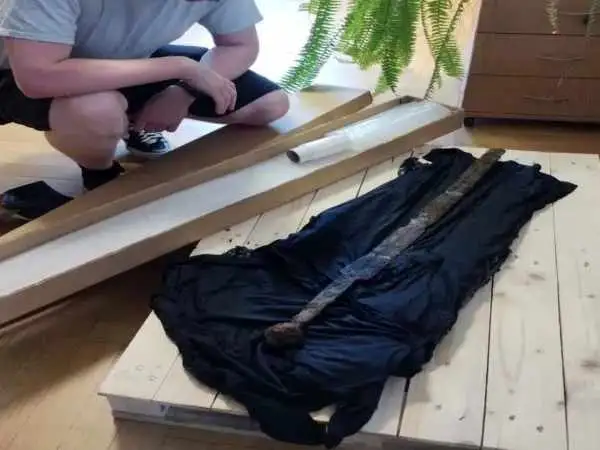 ماهیگیر لهستانی یک «شمشیر قرون وسطایی» در رودخانه صید کرد