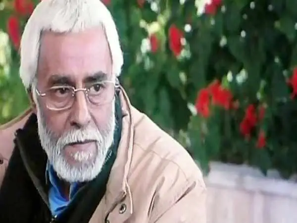 عکس؛ سفر در زمان؛ «خسرو شکیبایی» در حال دریافت سیمرغ از دست خاتمی؛ سال 68