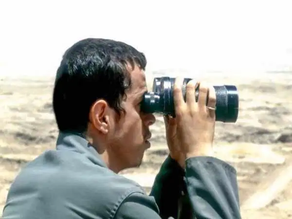 عکس؛ سفر در زمان؛ «حسن باقری برادر سرلشکر باقری» با کلاشینکف در لبنان؛ اواخر دهه 50