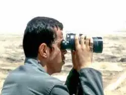 عکس؛ سفر در زمان؛ «حسن باقری برادر سرلشکر باقری» با کلاشینکف در لبنان؛ اواخر دهه 50