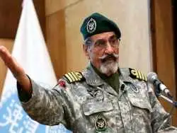 عکس؛ سفر به تاریخ؛ «ناخدا صمدی، فرماندۀ تکاوران خرمشهر» در کنار دریانوردان جوان ارتش