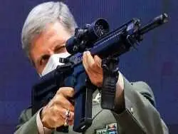 عکس؛ سفر به تاریخ؛ «امیر حاتمی، فرماندۀ ارتش» در حال احوالپرسی با سرلشکر عراقی؛ سال 98