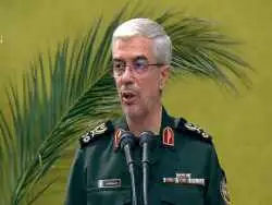 عکس؛ سفر در زمان؛ «سرلشکر باقری با لباس نظامی در ایام جنگ در طبیعت»؛ دهه 60