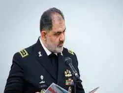 عکس؛ سفر به تاریخ؛ «امیر شهرام ایرانی، فرمانده نیروی دریایی» در کنار فرزند خردسال شهید؛ سال 1401