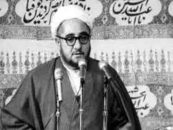 عکس؛ سفر در زمان؛ «محمدصادق خلخالی» در حال تست کردن کلاشینکف در لیبی؛ دهه 60