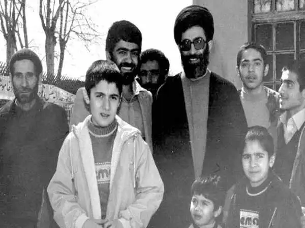 عکس؛ سفر در زمان؛ عیادت «شهید رجایی از رهبر انقلاب بعد ترور و در بیمارستان»؛ سال 60