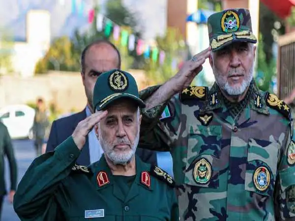 عکس؛ سفر در زمان؛ «سرلشکر رشید» بر فراز یک تانک عراقی و در لباس سپاه؛ دهه 60