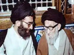 عکس؛ سفر به تاریخ؛ «آیت الله سید جواد خامنه ای، پدر رهبر انقلاب» در کنار «آیت الله خویی»