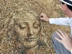 تصاویر؛ شاهکارهای خلاقانۀ هنرمندی که روی زمین با «سنگریزه» نقاشی می کند