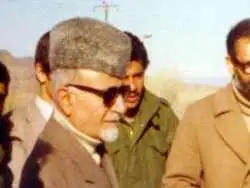 عکس؛ سفر به تاریخ؛ «مهندس بازرگان و رهبر انقلاب» در حال بازدید از نیروهای شهربانی؛ سال 58