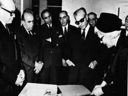 عکس؛ سفر در زمان؛ «ھویدا در حال معرفی فرخ رو پارسا، وزیر جدید آموزش و پرورش به شاه»؛ سال 47