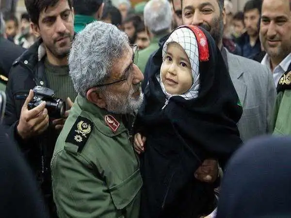 عکس؛ سفر به تاریخ؛ چهرۀ خندان «سردار قاآنی» بعد از مجروحیت روی تخت بیمارستان؛ دهۀ 60