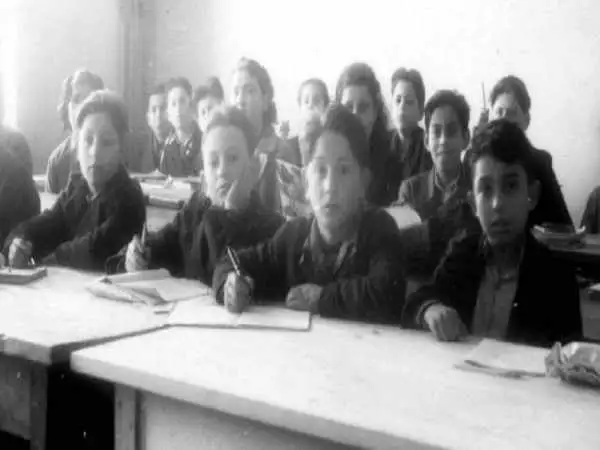 عکس؛ سفر در زمان؛ یک کلاس درس شلوغ در دهه 50