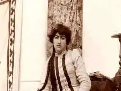 عکس؛ سفر به تاریخ؛ ژست دختر ویولن نواز قاجاری بر لبۀ بالکن؛ 130 سال قبل