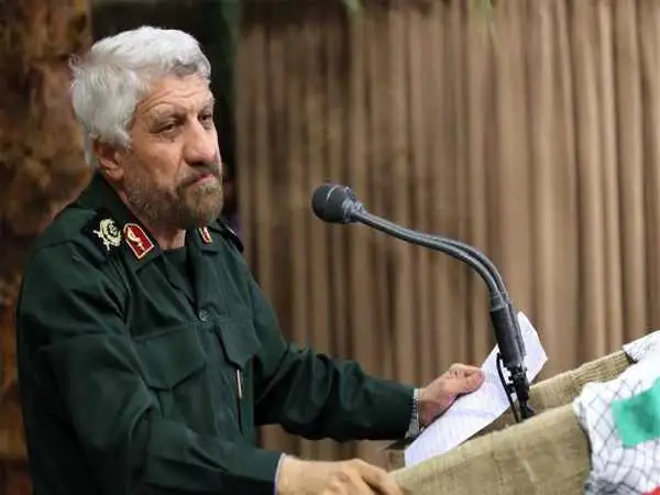 عکس؛ سفر در زمان؛ «صادق آهنگران در جوانی و در کنار 4 رزمنده»؛ دهه 60