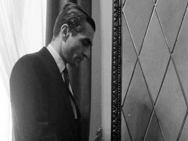 عکس؛ سفر در زمان؛ «محمدرضا پهلوی در میان مستشاران نظامی آمریکا»؛ دهه 40