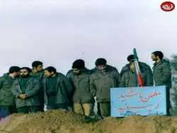 عکس؛ سفر در زمان؛ لحظه «اعطای درجه سرتیپ دومی به صادق آهنگران توسط سرلشکر فیروز آبادی»؛ سال 69