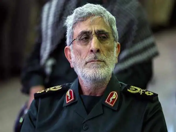 عکس؛ سفر در زمان؛ «سردار قاآنی در لحظه دریافت درجه سرتیپی»؛ دهه 70