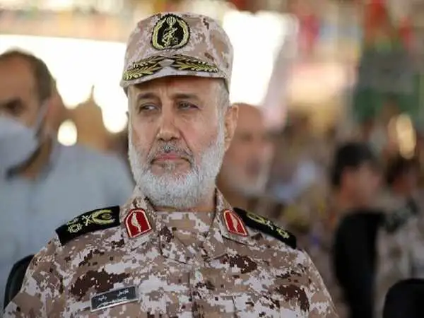 عکس؛ سفر در زمان؛ «سرلشکر رشید و شهید زین الدین» در کنار یکی از آثار باستانی سوریه؛ دهه 60