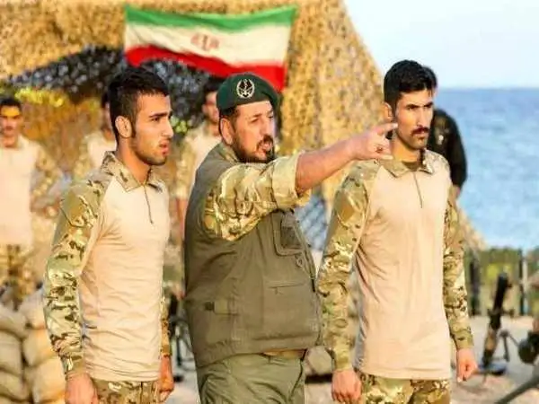 عکس؛ سفر به تاریخ؛ «فرماندۀ مسابقۀ فرمانده» در کنار «سردار سلیمانی»؛ دهۀ 70