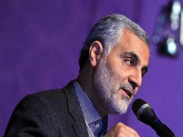 عکس؛ سفر در زمان؛ «سردار سلیمانی» در حال بازی کودکانه با نوه هایش؛ دهه 90