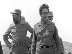 عکس؛ سفر به تاریخ؛ «بنی صدر، چمران و فرماندهان ارتش» در اتاق جنگ در حال بررسی یک نقشه؛ سال 59