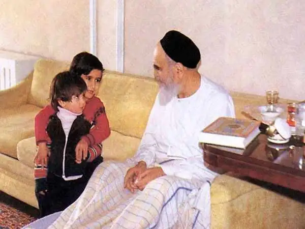 عکس؛ سفر به تاریخ؛ «امام خمینی» در حال قدم زدن در حیاط و خواندن روزنامه؛ دهۀ 60