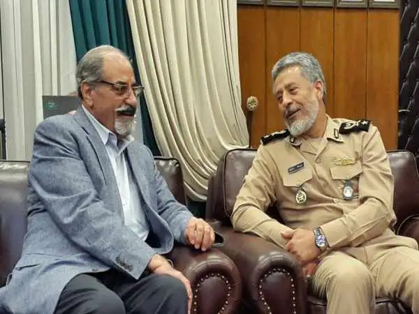 عکس؛ سفر به تاریخ؛ «دریادار سیاری» در حال رونمایی از مجسمۀ «ناخدا صمدی» در خرمشهر؛ سال 1395