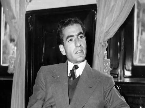 عکس؛ سفر در زمان؛ «محمدرضا پهلوی» در حال سیگار کشیدن در 35 سالگی؛ سال 1333