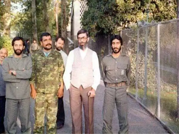 عکس؛ سفر به تاریخ؛ «رهبر انقلاب» با ماسک ضد گاز در بازدید از یک معدن؛ دهۀ 70