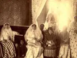 عکس؛ سفر در زمان؛ عکس آتلیه ای مادر و دختر ایرانی در دوران قاجار!