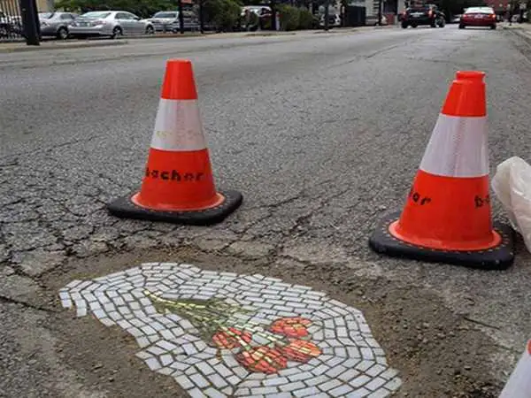 هنرمندی که چاله های خیابان را به اثر هنری تبدیل می کند