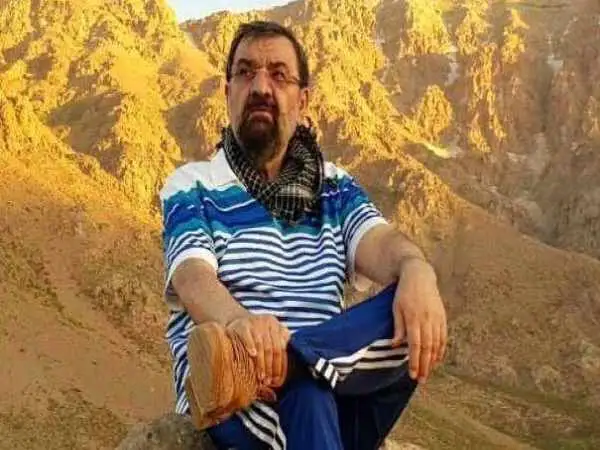 عکس؛ سفر به تاریخ؛ «محسن رضایی» در حال سخنرانی برای رزمنده ها در کنار «شهید همت»؛ دهۀ 60