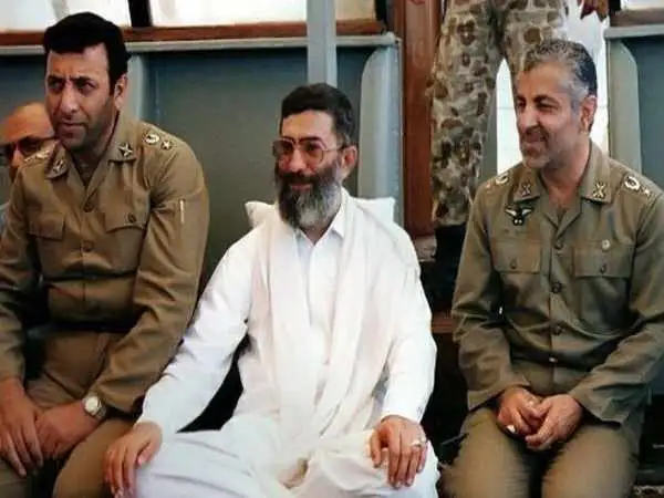 عکس؛ سفر به تاریخ؛ «رهبر انقلاب» در 24 سالگی در سفر به استان گیلان به همراه یک دوست لبنانی؛ سال 42