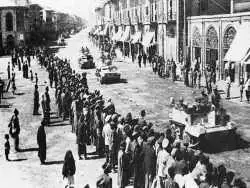 عکس؛ سفر در زمان؛ جنگ، نان و نگاه پیرزن