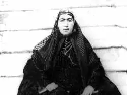 عکس سفر به تاریخ؛ «انیس الدوله، گلین خانم و باقری» (زنان ناصرالدین شاه) در باغچۀ قصر