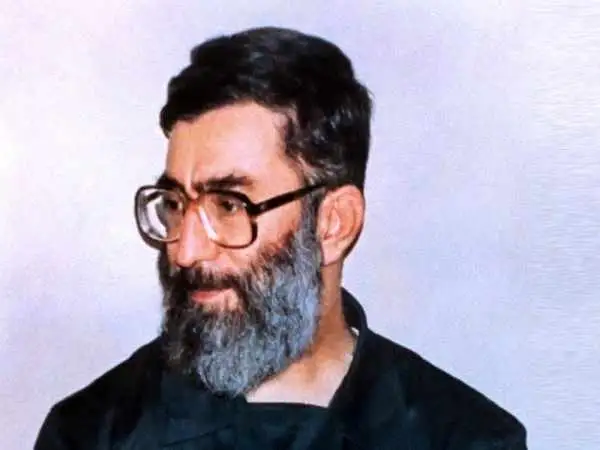 عکس؛ سفر به تاریخ؛ ظاهر متفاوت «رهبر انقلاب» در بازدید از زلزله زدگان شهر بم؛ سال 1382