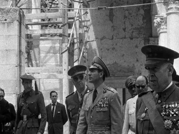 عکس؛ سفر در زمان؛ «محمدرضا پهلوی» با لباس نیروی دریایی در اسپانیا؛ سال 1335