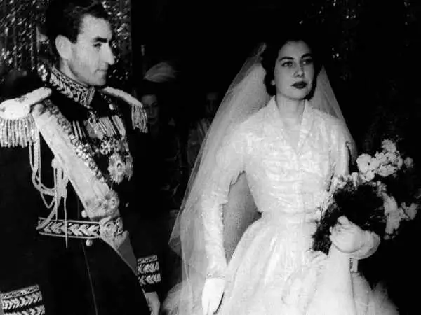 عکس؛ سفر در زمان؛ «ثریا، ملکه دو رگه ایران در 17 سالگی در کنار پدر و مادرش»؛ سال 1328