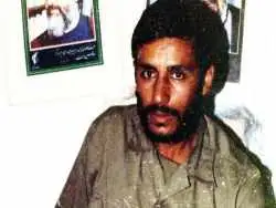 عکس؛ سفر به تاریخ؛ «شهید همت» با لباس نظامی در حال بازی با فرزند خردسالش